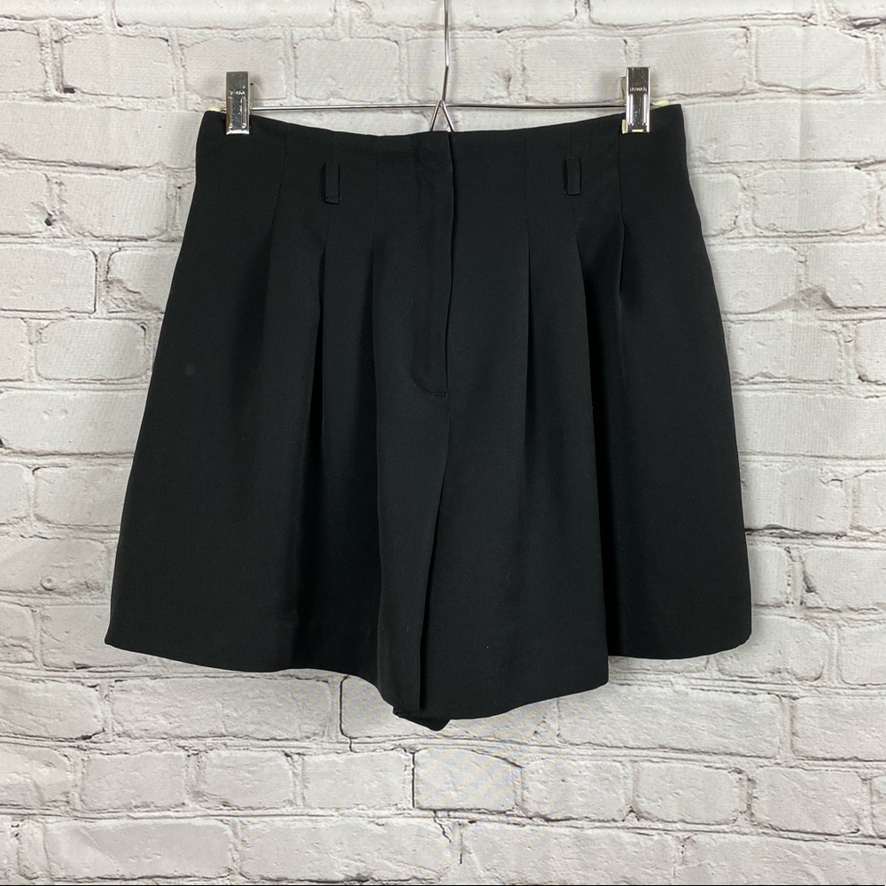 Forever 21 mid waist black pleated skort • size small